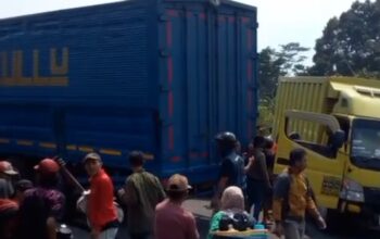 Kecelakaan beruntun terjadi di Jalan Raya Sukabumi–Bogor, tepatnya di tanjakan Pamuruyan, Kecamatan Cibadak, Kabupaten Sukabumi, Selasa (7/10/2025) sekitar pukul 09.50 WIB.