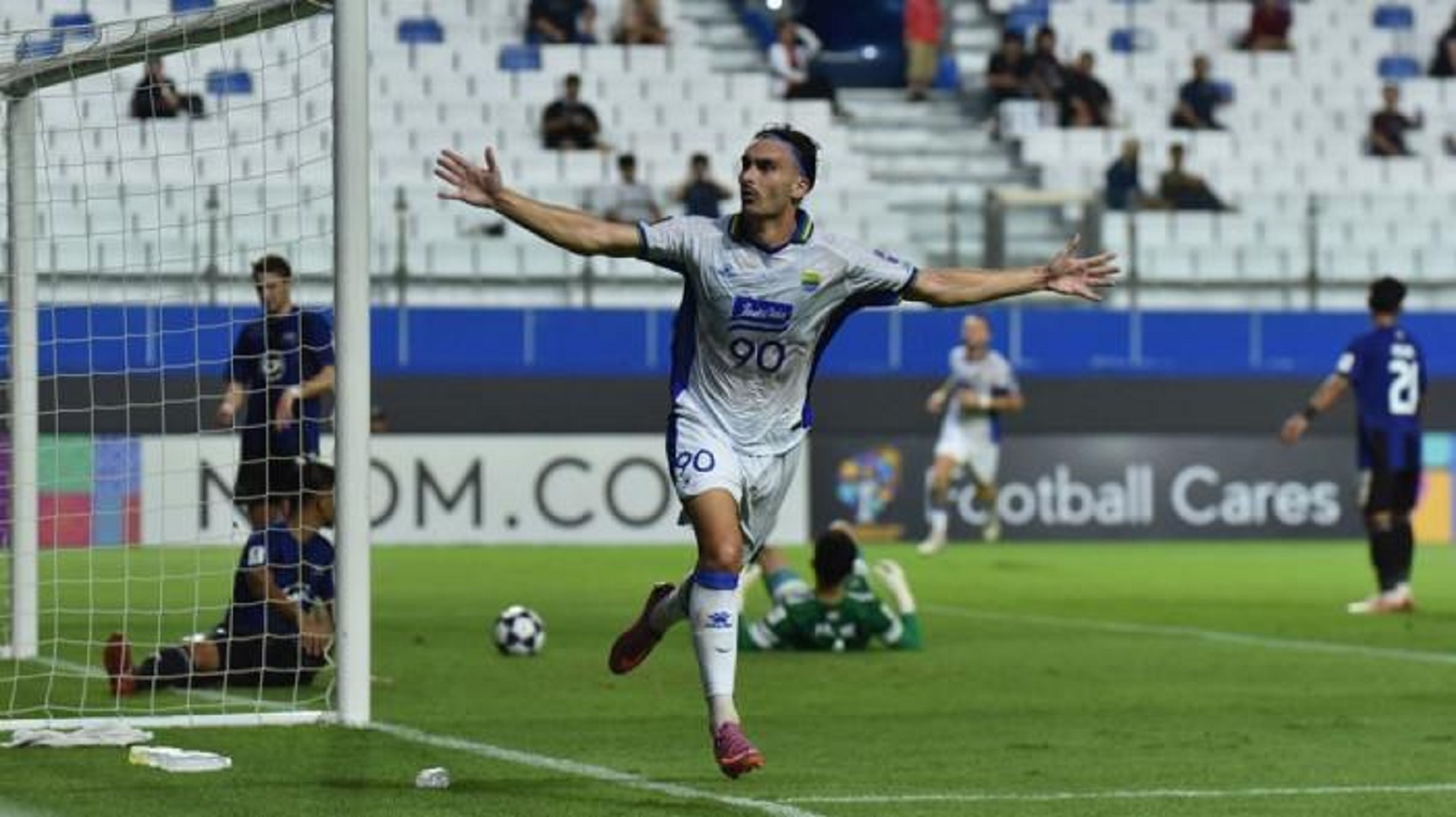 Persib Bandung sukses meraih kemenangan penting atas Bangkok United dengan skor 2-0 dalam lanjutan AFC Champions League 2025/2026 yang digelar di Pathum Thani Stadium, Rabu (1/10/2025).