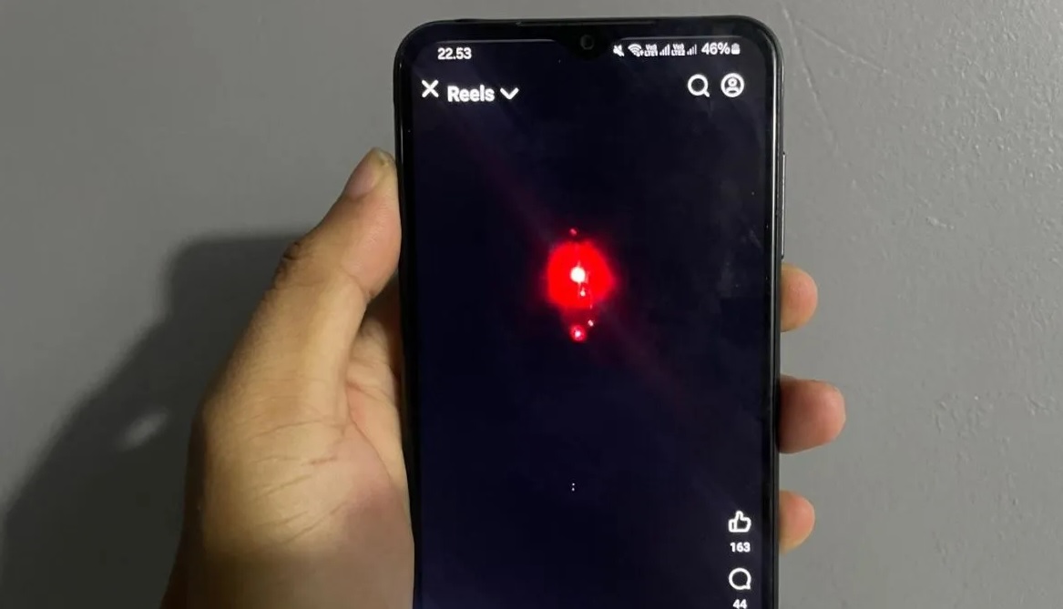 Warga saat menunjukkan cuplikan video viral terkait fenomena suara dentuman keras disertai kemunculan bola api yang diduga meteor di langit Cirebon, Jawa Barat, Minggu (5/10/2025).