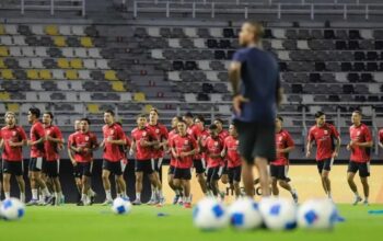 Pesepak bola Timnas Indonesia mengikuti latihan resmi jelang pertandingan Fifa Matchday di Stadion Gelora Bung Tomo, Surabaya, Jawa Timur, Kamis (4/9/2025).