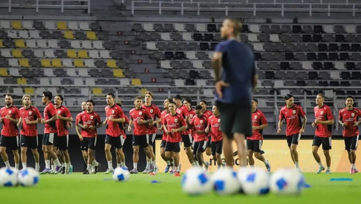 Pesepak bola Timnas Indonesia mengikuti latihan resmi jelang pertandingan Fifa Matchday di Stadion Gelora Bung Tomo, Surabaya, Jawa Timur, Kamis (4/9/2025).
