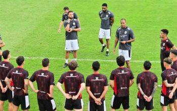 Pelatih Timnas Indonesia Patrick Kluivert (kedua kanan) memberikan instruksi saat memimpin sesi latihan perdana di Training Center Bali United, Pantai Purnama, Gianyar, Bali, Senin (26/5/2025). 