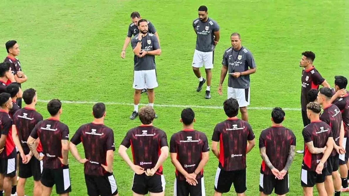 Pelatih Timnas Indonesia Patrick Kluivert (kedua kanan) memberikan instruksi saat memimpin sesi latihan perdana di Training Center Bali United, Pantai Purnama, Gianyar, Bali, Senin (26/5/2025). 