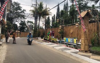 MEMUKAU : Suasana di ruas Jalan Raya Ciaul Pasir, Kilometer 3,6, Desa Sukajaya, Kecamatan Sukabumi, Kabupaten Sukabumi, menjelma menjadi destinasi wisata budaya yang ramai dikunjungi masyarakat pada Selasa (30/9).