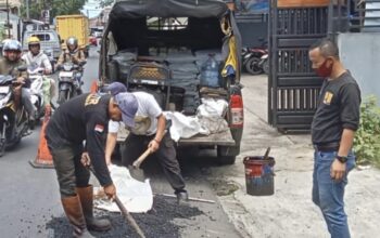 PERBAIKAN: Sejumlah petugas DPUTR Kota Sukabumi, saat memperbaiki jalan rusak di wilayah kerjanya, belum lama ini