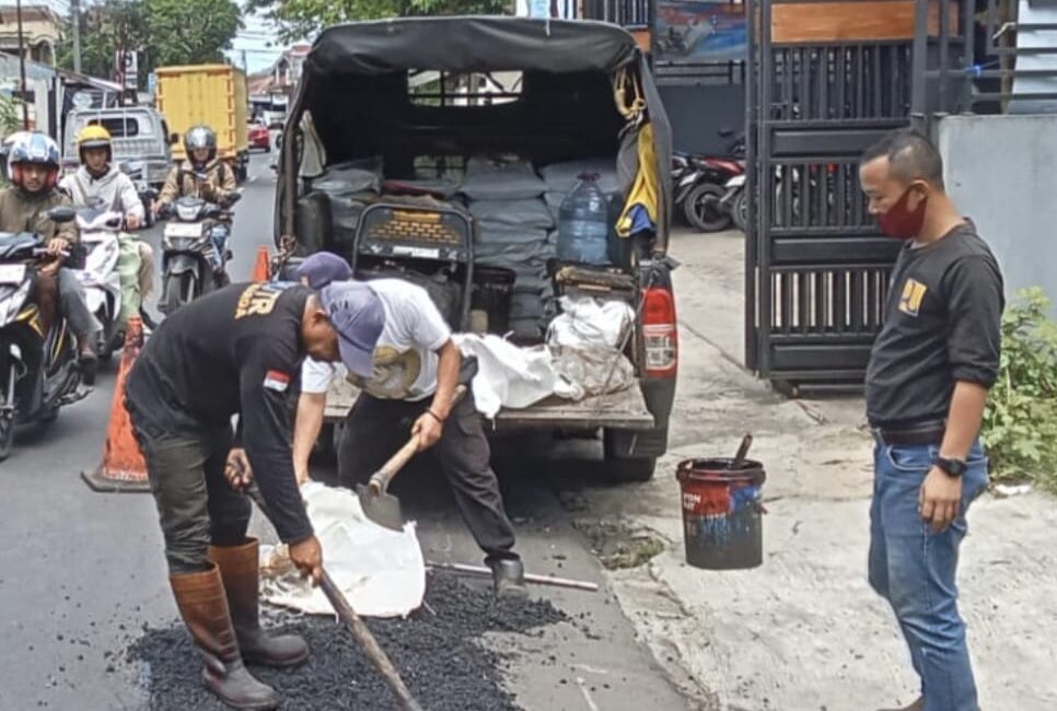PERBAIKAN: Sejumlah petugas DPUTR Kota Sukabumi, saat memperbaiki jalan rusak di wilayah kerjanya, belum lama ini