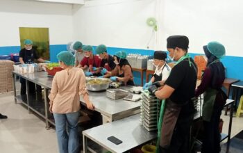 MEMASAK: Sejumlah petugas SPPG Kecamatan Cibeureum, saat menyiapkan makanan bergizi, Selasa (30/9).