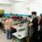 MEMASAK: Sejumlah petugas SPPG Kecamatan Cibeureum, saat menyiapkan makanan bergizi, Selasa (30/9).