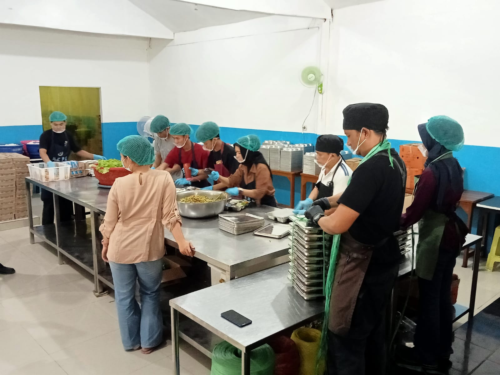 MEMASAK: Sejumlah petugas SPPG Kecamatan Cibeureum, saat menyiapkan makanan bergizi, Selasa (30/9).