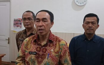 DIWAWANCARAI : Sekda Kabupaten Sukabumi, Ade Suryaman saat diwawancarai Radar Sukabumi di Gedung Pendopo Sukabumi.