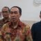 DIWAWANCARAI : Sekda Kabupaten Sukabumi, Ade Suryaman saat diwawancarai Radar Sukabumi di Gedung Pendopo Sukabumi.