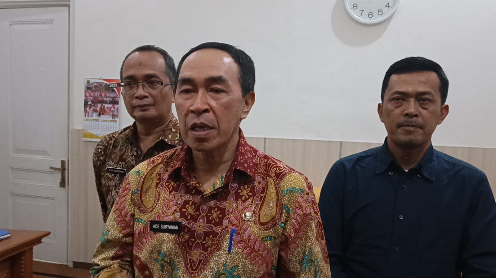 DIWAWANCARAI : Sekda Kabupaten Sukabumi, Ade Suryaman saat diwawancarai Radar Sukabumi di Gedung Pendopo Sukabumi.