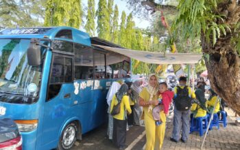 Sejumlah warga saat hendak melakukan pelayanan KB pada peringatan HJKS ke 155 di Lapang Cangehgar, Palabuhanratu.