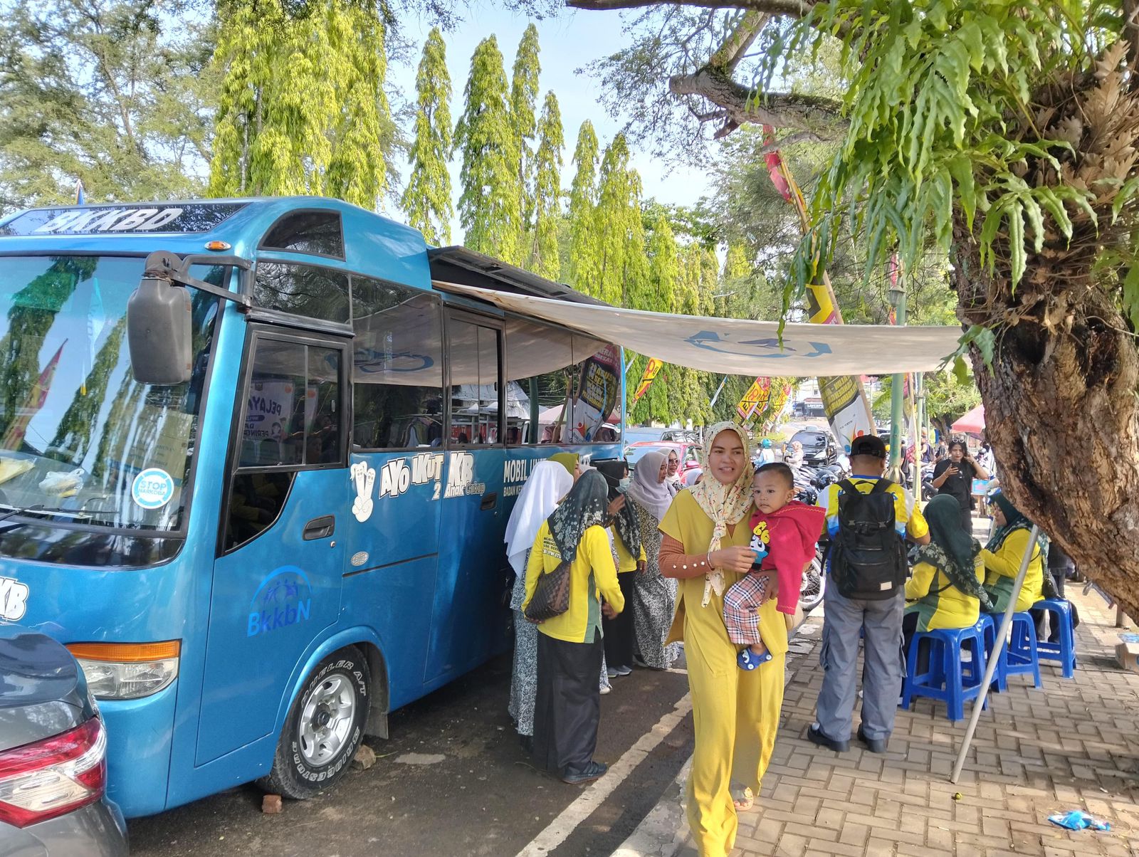 Sejumlah warga saat hendak melakukan pelayanan KB pada peringatan HJKS ke 155 di Lapang Cangehgar, Palabuhanratu.