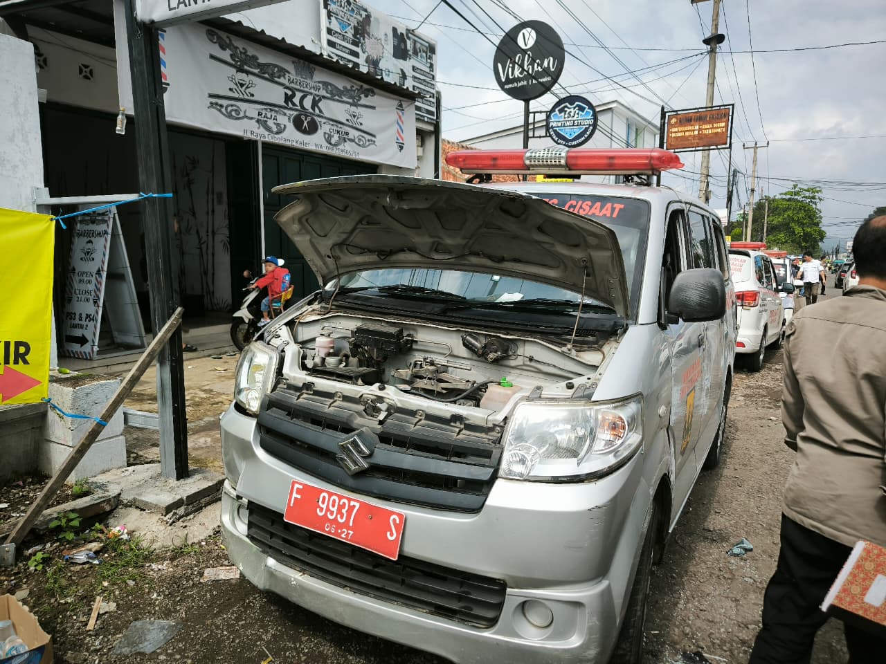 OLAH TKP : Petugas Lantas Porles Sukabumi, saat olah TKP laka lantas di Jalan Raya Cibolang, tepatnya di Kampung Cimahi, Desa Cimahi, Kecamatan Cicantayan, Kabupaten Sukabumi pada Rabu (1/10/2025) siang.
