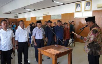 Bupati Sukabumi, Asep Japar saat melantik pengurus FPRB Kabupaten Sukabumi periode 2025-2030 di Gedung Pendopo Sukabumi.