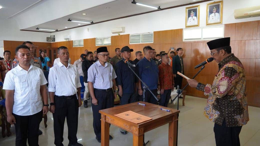 Bupati Sukabumi, Asep Japar saat melantik pengurus FPRB Kabupaten Sukabumi periode 2025-2030 di Gedung Pendopo Sukabumi.