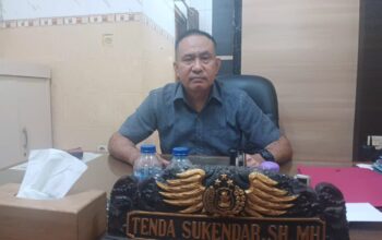 FT: BAMBANG/RADARSUKABUMI DIWAWANCARA: Kasat Narkoba Polres Sukabumi Kota, AKP Tenda Sukendar saat diwawancara Radar Sukabumi di ruang kerjanya, Rabu (1/10).