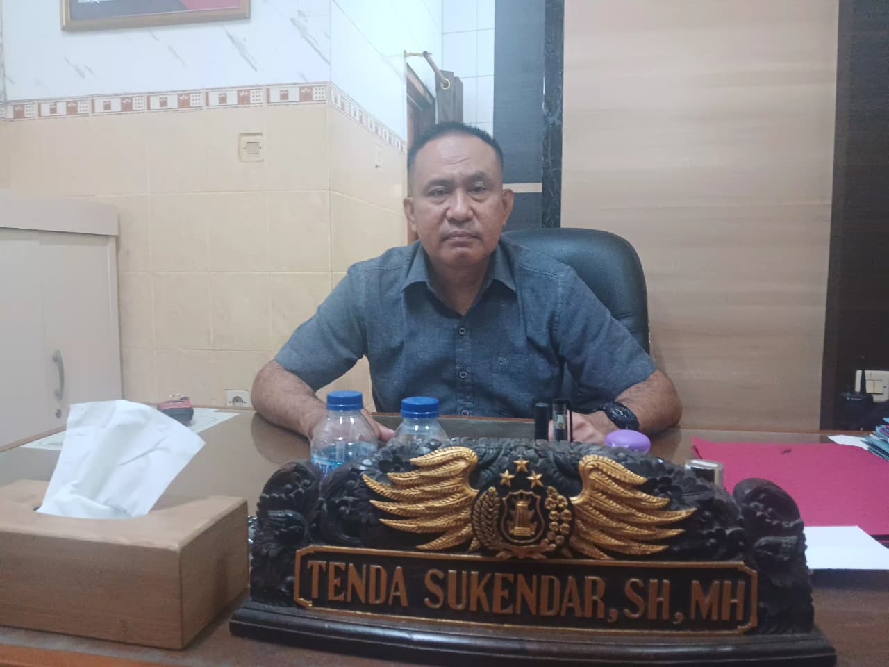 FT: BAMBANG/RADARSUKABUMI DIWAWANCARA: Kasat Narkoba Polres Sukabumi Kota, AKP Tenda Sukendar saat diwawancara Radar Sukabumi di ruang kerjanya, Rabu (1/10).