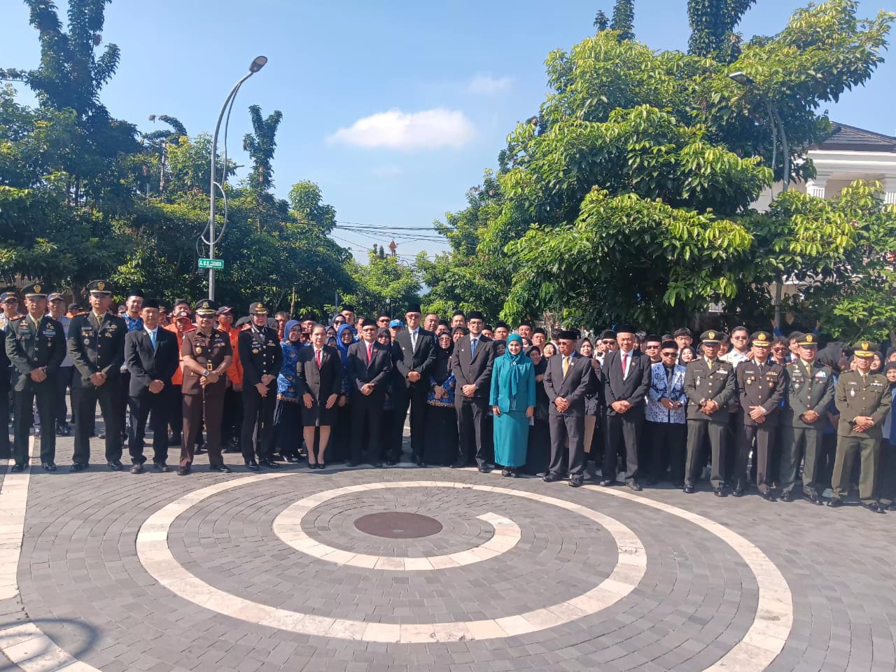 FT: BAMBANG/RADARSUKABUMI UPACARA: Pemkot Sukabumi saat menggelar upacara kesaktian Pancasila di Plaza Balai Kota Sukabumi, Rabu (1/10).