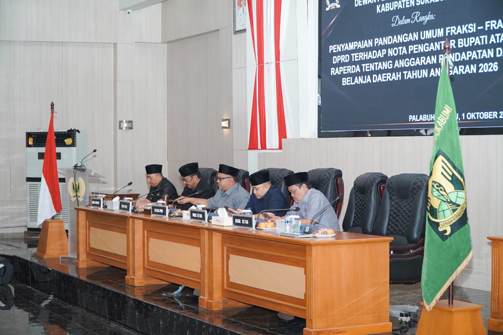 Suasana rapat paripurna DPRD Kabupaten Sukabumi bersama pemerintah daerah.