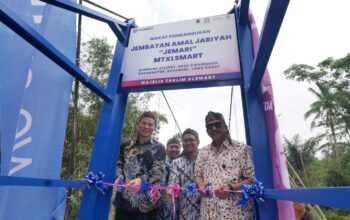 JEMARI: Direktur & Chief Strategy and Home Business Officer XLSMART, Feiruz Ikhwan Bin Abdul Malek (kiri) bersama CEO Masjid Nusantara, Pras Purworo (kiri, belakang), Chief Enterprise Business Solutions XLSMART, Feby Sallyanto selaku Ketua MTXLSMART (kedua dari kanan), dan Bupati Kabupaten Sukabumi, Asep Japar (kanan) melakukan pemotongan pita pada peresmian wakaf Jemari MTXLSMART berkolaborasi dengan Yayasan Masjid Nusantara di Kampung Cisepat, Desa Cibaregbeg, Kecamatan Sagaranten, Kabupaten Sukabumi, Jawa Barat (28/9/2025).