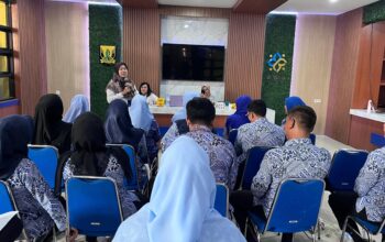 SAMBUTAN : Direktur Bina Penggerak Lini Lapangan, Lisna Prihantini, saat memberikan sambutan di aula DPPKB Kabupaten Sukabumi, belum lama ini.