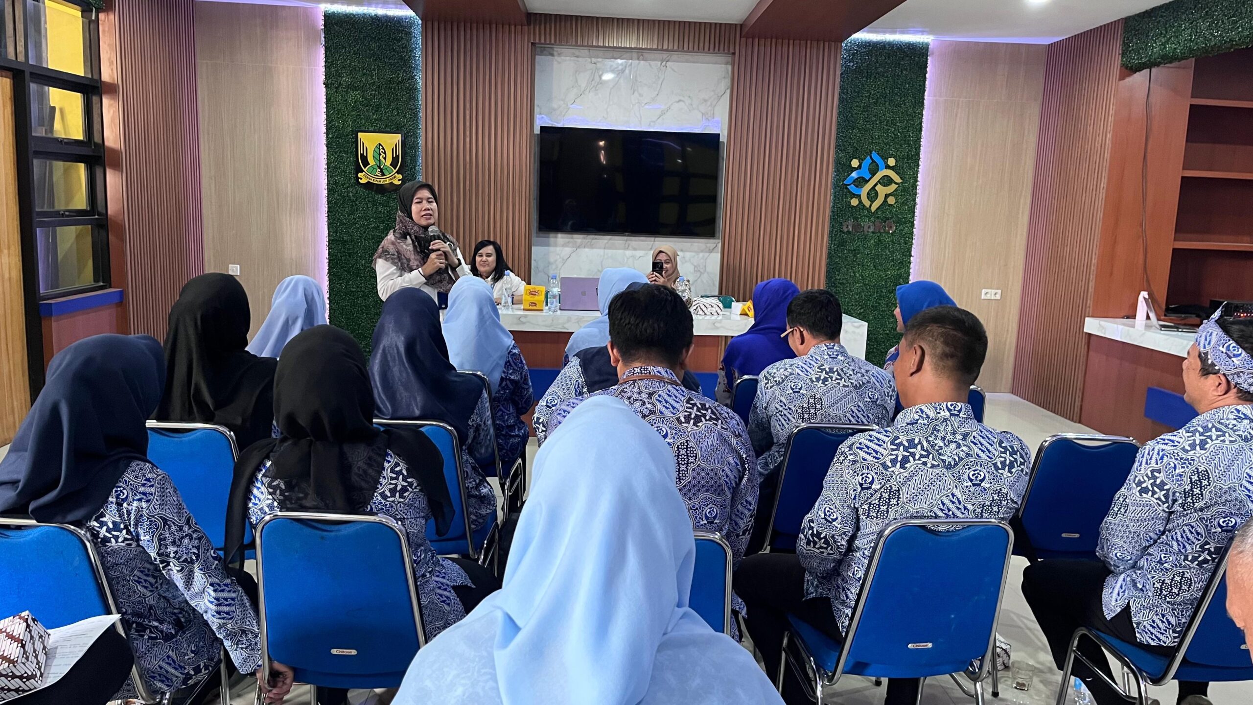 SAMBUTAN : Direktur Bina Penggerak Lini Lapangan, Lisna Prihantini, saat memberikan sambutan di aula DPPKB Kabupaten Sukabumi, belum lama ini.