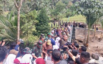 Pangdam III Siliwangi Mayjen TNI Kosasih bersama Bupati Sukabumi, wakil bupati, Dandim 0622, Kapolres Sukabumi berserta masyarakat saat meresmikan jembatan Panel Garuda di Cisolok. Kamis (2/10/2025)