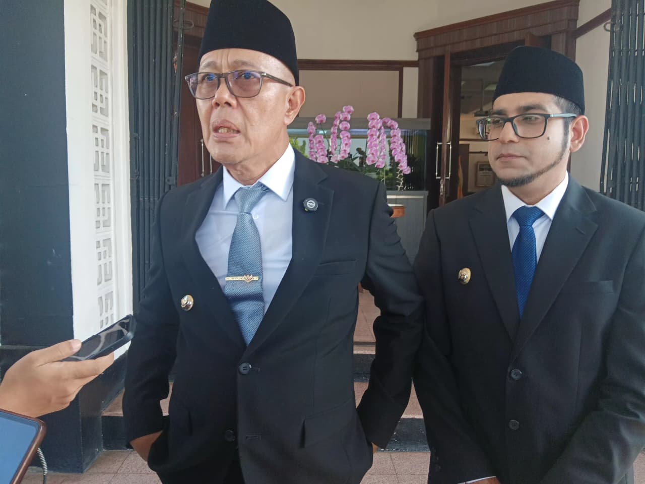 DIWAWANCARA: Wali Kota Sukabumi, H. Ayep Zaki saat diwawancara sejumlah media, belum lama ini.