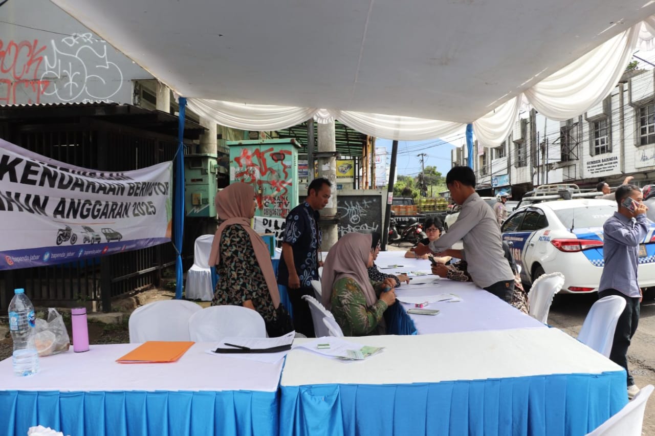 PENERTIBAN: P3DW Kota Sukabumi, menggelar operasi gabungan pemeriksaan pajak kendaraan bermotor di Jalan Otto Iskandar Dinata, Jumat (3/10).