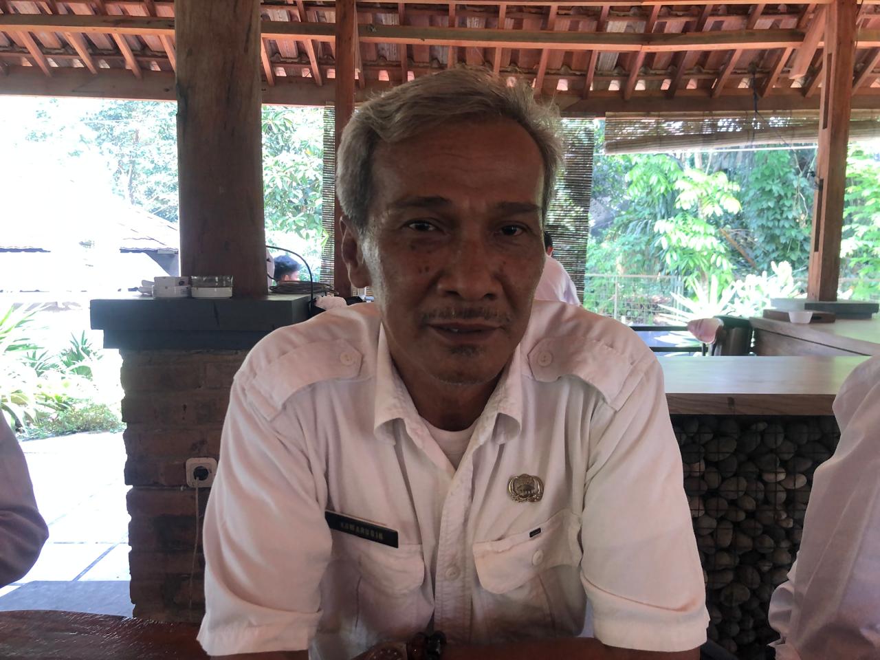DIWAWANCARAI : Inspektur Inspektorat Kabupaten Sukabumi, Komarudin, saat diwawancarai.