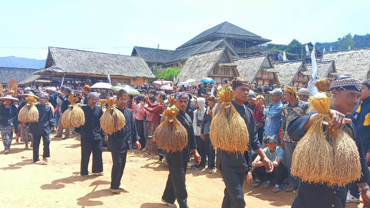 Suasana gelaran acara adat Seren Taun ke-657 warga Kasepuhan Gelar Alam di Desa Sirna Resmi, Kecamatan Cisolok, Kabupaten Sukabumi.(FOTO: NANDI/RADARSUKABUMI)