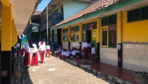 Menu MBG di Sukaraja Dikeluhkan: Buah Busuk, Ayam Bau, Sayur Berulat