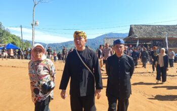 Kepala Dinas Pemberdayaan Masyarakat dan Desa, Gun Gun Gunardi, saat menghadiri prosesi Seren Taun ke-657.(FOTO: NANDI/RADARSUKABUMI)