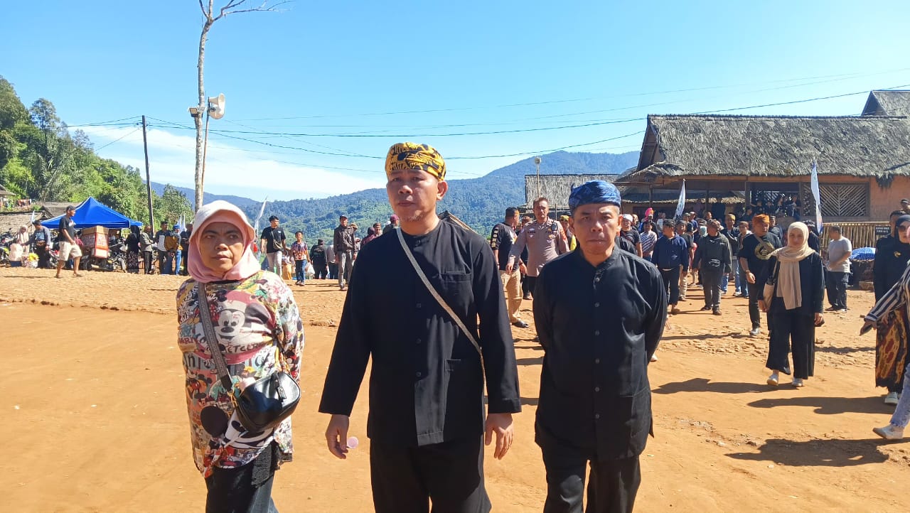 Kepala Dinas Pemberdayaan Masyarakat dan Desa, Gun Gun Gunardi, saat menghadiri prosesi Seren Taun ke-657.(FOTO: NANDI/RADARSUKABUMI)