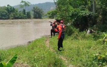 Tim Sar Gabungan saat mengavakuasi jasad korban hilang tenggelam di sungai Cimandiri Warungkiara.