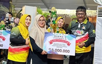Bupati Sukabumi, Asep Japar didampingi Ketua TP PKK Kabupaten Sukabumi, saat penyerahan piala dan hadiah juara 1 LCM B2SA Non Beras dan Non Terigu.