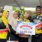 Bupati Sukabumi, Asep Japar didampingi Ketua TP PKK Kabupaten Sukabumi, saat penyerahan piala dan hadiah juara 1 LCM B2SA Non Beras dan Non Terigu.
