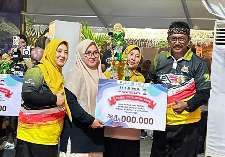 Bupati Sukabumi, Asep Japar didampingi Ketua TP PKK Kabupaten Sukabumi, saat penyerahan piala dan hadiah juara 1 LCM B2SA Non Beras dan Non Terigu.