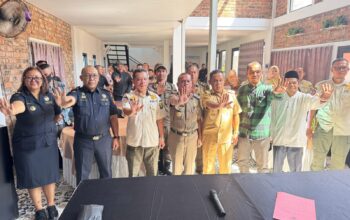 EDUKASI : Petugas Satpol PP Kabuoaten Sukabumi bersama petugas Bea Cukai, saat memberikan edukasi kepada warga soal stop rokok ilegal.