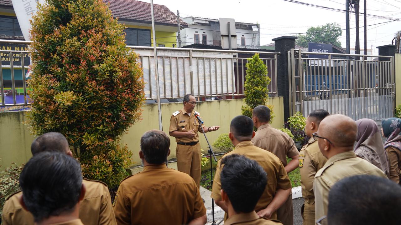 SAMBUTAN : Kepala DPPKB Kabupaten Sukabumi, Eka Nandang saat memberikan amanatnya pada apel pagi perdana di halaman kantor DPPKB Kabupaten Sukabumi pada Senin (13/10) pagi.