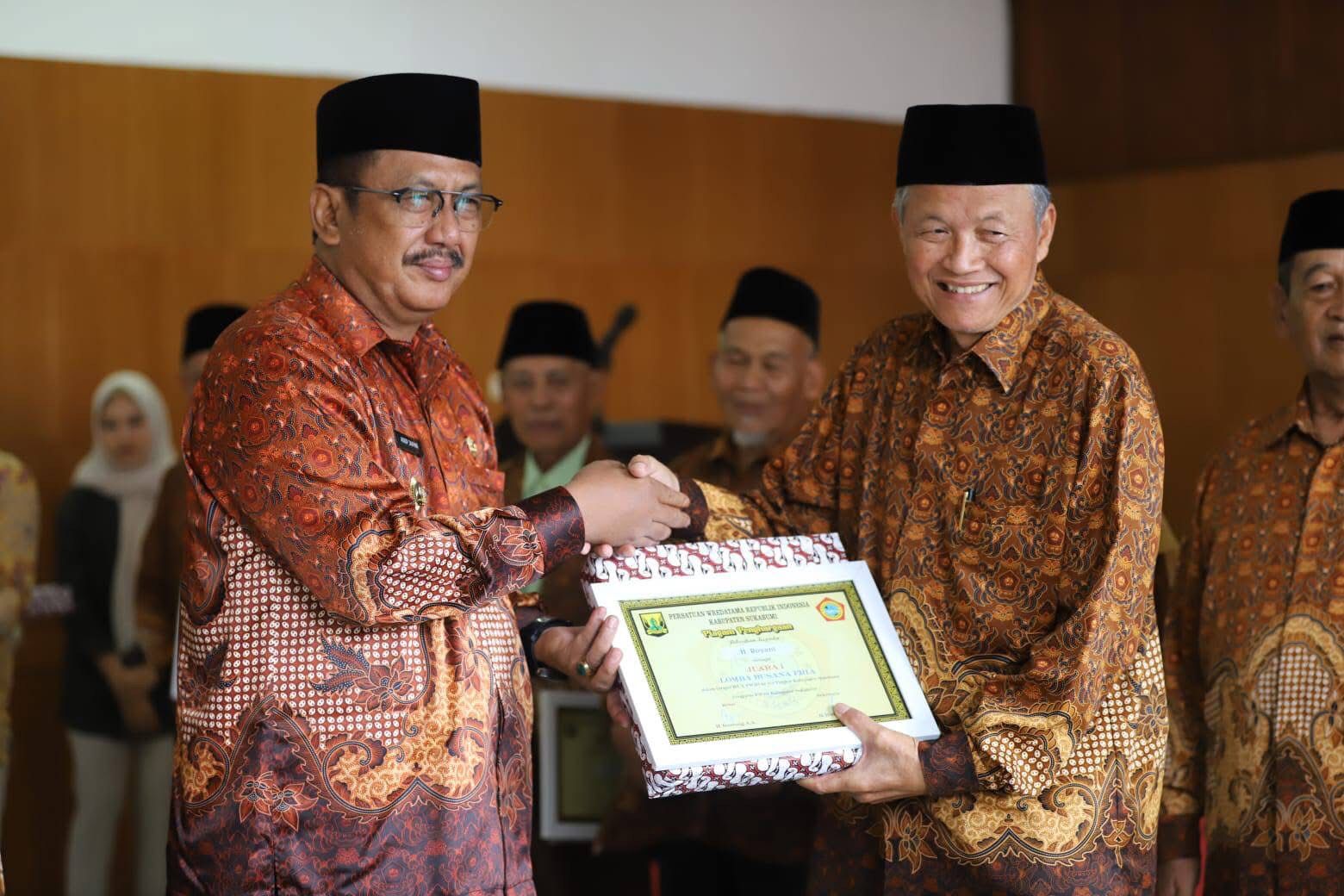 SAMBUTAN : Bupati Sukabumi, Asep Japar saat memberikan sambutan pada HUT PWRI Kabupaten Sukabumi ke 63 di Gedung Pendopo Sukabumi pada Senin (13/10).