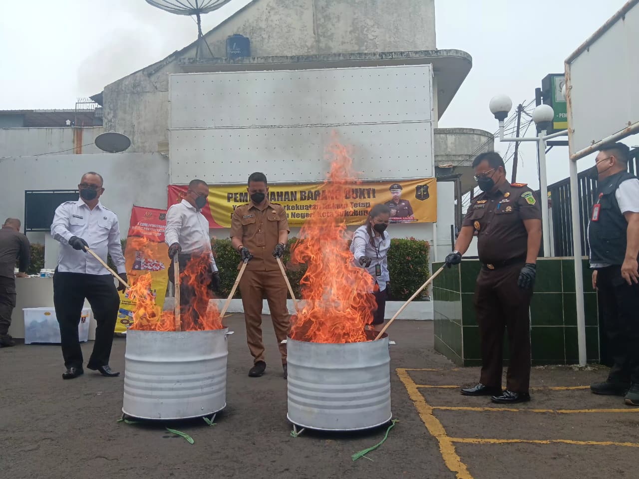 FT: BAMBANG/RADARSUKABUMI PEMUSNAHAN: Kejari Kota Sukabumi saat memusnahkan barang bukti yang sudah memiliki kekuatan hukum tetap di Halaman Kejadi Kota Sukabumi, Senin (13/10).