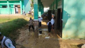 Banjir Lumpur Rendam Rumah, Sekolah, dan Musala di Warungkiara