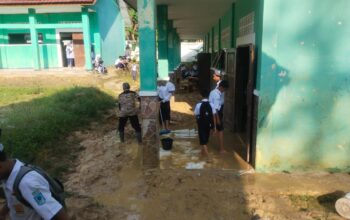 Suasana saat tim Gabungan melakukan peninjauan sekolah di Warungkiara yang terendam lumpur.