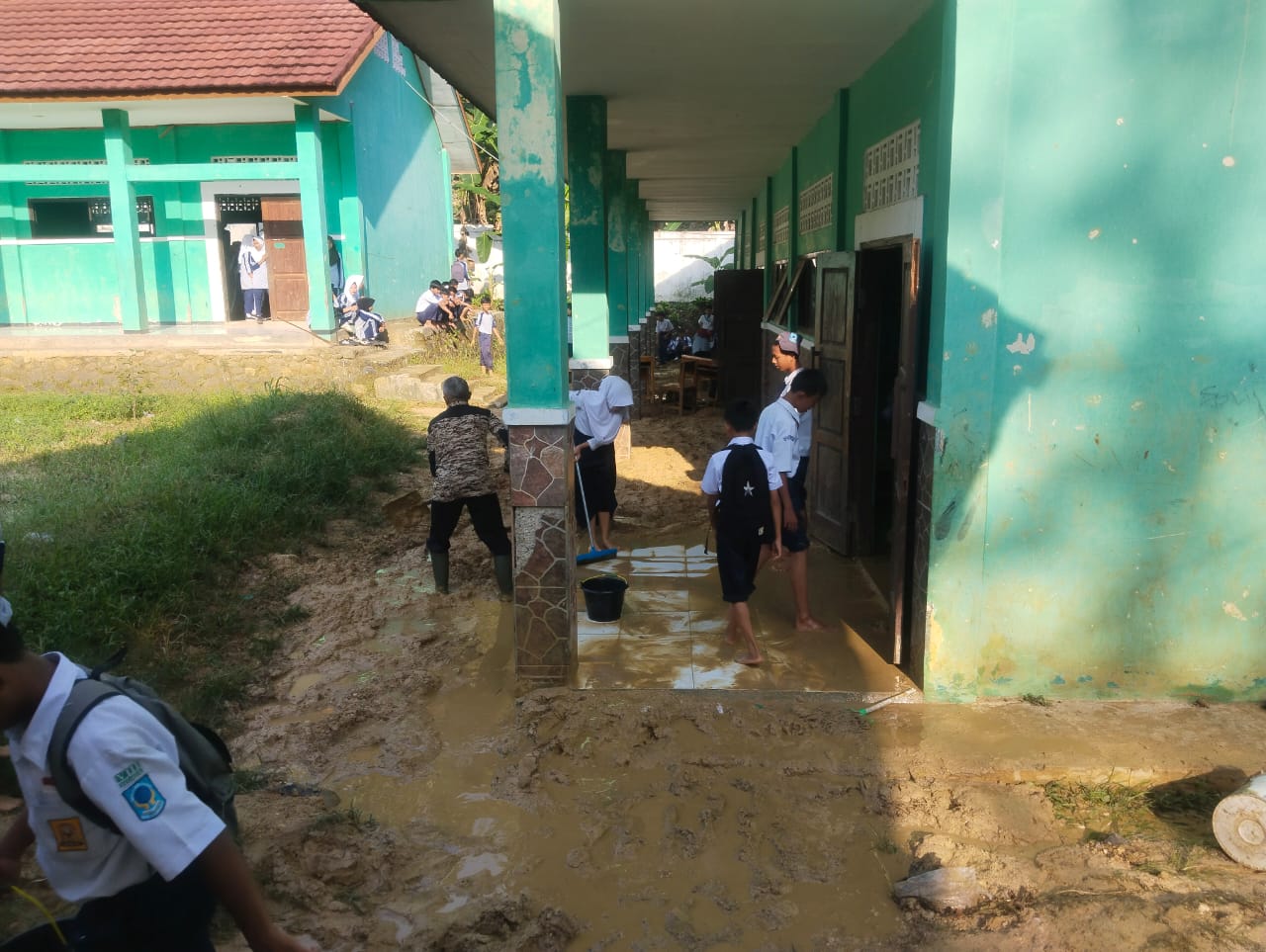 Suasana saat tim Gabungan melakukan peninjauan sekolah di Warungkiara yang terendam lumpur.