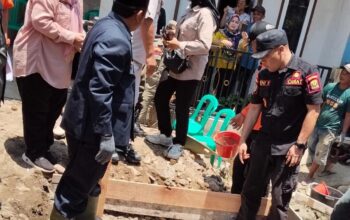 Bupati Sukabumi Asep Japar beserta jajarannya saat peresmian pembangunan rumah panggung di Kampung Gumelar Palabuhanratu.
