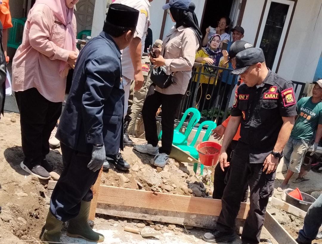 Bupati Sukabumi Asep Japar beserta jajarannya saat peresmian pembangunan rumah panggung di Kampung Gumelar Palabuhanratu.