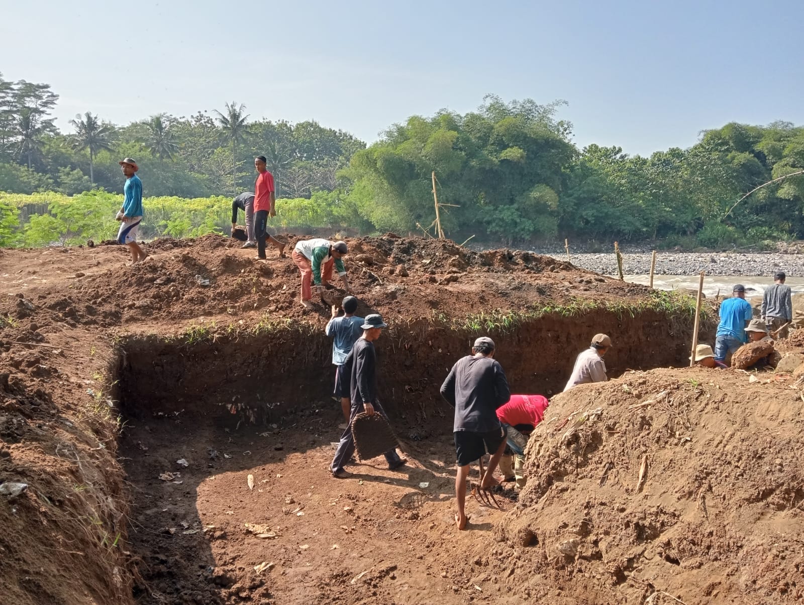 GOTONG ROYONG : Warga saat bahu membahu memperbaiki irigasi Jantreng Desa Padabeunghar, Kecamatan Jampangtengah, Kabupaten Sukabumi.